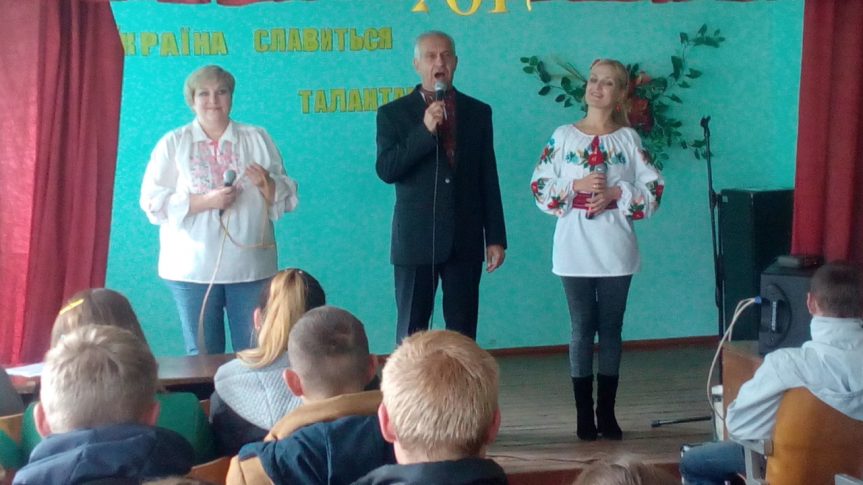 З Днем захисника України працівників Центру привітали артисти обласної філармонії