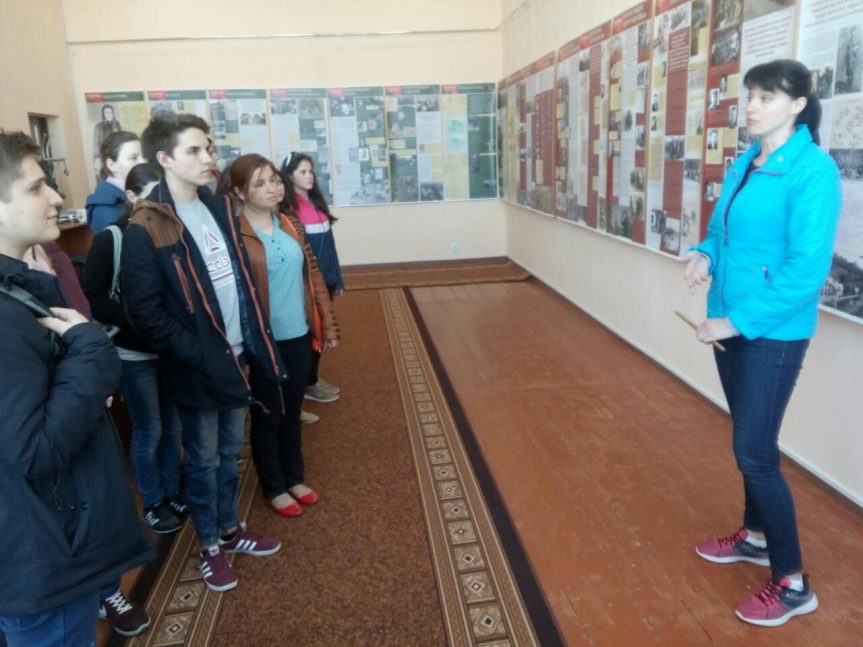 Відвідали фото-документальну виставку  з історії Української повстанської армії